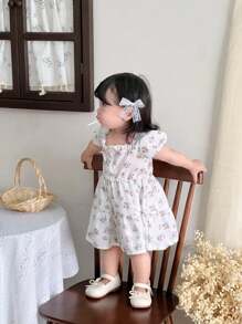 SHEIN Babygirl 夏季白色田园风公主裙，以纯白色为底色，方领与小泡泡袖的设计融合了甜美可爱的元素和风格，满满的印花花朵图案栩栩如生，仿佛美丽的花海穿在身上，适合周岁典礼、婚礼、派对、沙滩、公园等，仿佛童话故事里的小公主 - 白色 - 查看 4