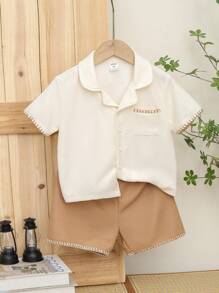 SHEIN Conjunto de 2 piezas para usar en casa en primavera/verano, compuesto por una chaqueta casual de una sola pieza con cuello, puños y dobladillo en contraste de color y textura de gofre suave y cómoda, junto con shorts marrones para niño