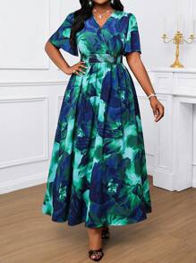 SHEIN Lady Vestido de manga corta con cintura con cordón, bajo con volantes y estampado floral, estilo vacacional para mujer de talla grande
