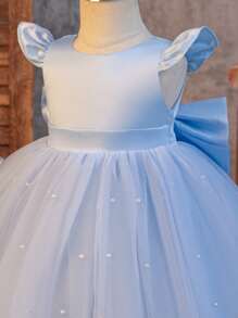 SHEIN Glamorique Kids 婚礼宾客花童花童舞会礼服，女婴公主裙，蓝色缎面小飞袖更添俏皮可爱。裙摆采用白色珍珠网眼设计，背面幸运V型可拆卸缎面大蝴蝶结，适合生日、舞会、婚礼、节日、正式场合、舞台钢琴表演、主持人、派对或特殊场合。日常穿着 - 藍色 - 查看 4