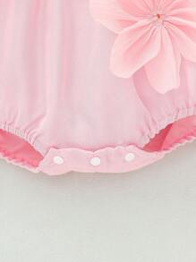 Pelele acampanado con cuello con volantes y manga abullonada con estampado floral para niñas bebé con diadema a juego. El diseño del cuello con volantes y las mangas abullonadas aportan un toque de diversión y elegancia. Los detalles florales en 3D muestran un estilo de princesa. Ya sea para reuniones familiares o actividades al aire libre, este conjunto de pelele con diadema hará que tu bebé niña sea el centro de atención como una pequeña princesa.