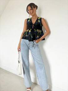 SHEIN Essnce Blusa de mujer holgada, ligera y transpirable para vacaciones de verano sin mangas con bordado y estampados impresos y con tirantes de lazada, cuello en V con lazo delantero, estilo bohemio y suave