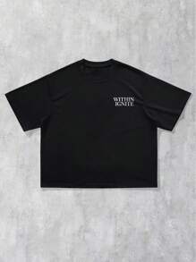 ROMWE MEN Casual 带有花卉图案的黑色短袖 T 恤，上部有两朵大白玫瑰，玫瑰上有蓝绿色的叶子，一只小橙色蝴蝶停在其中一朵玫瑰上。下部有一只较小的蓝黑色蝴蝶在玫瑰附近盘旋。