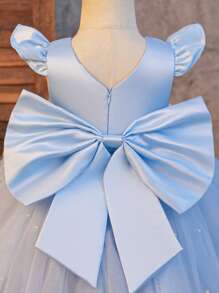 SHEIN Glamorique Kids 婚礼宾客花童花童舞会礼服，女婴公主裙，蓝色缎面小飞袖更添俏皮可爱。裙摆采用白色珍珠网眼设计，背面幸运V型可拆卸缎面大蝴蝶结，适合生日、舞会、婚礼、节日、正式场合、舞台钢琴表演、主持人、派对或特殊场合。日常穿着 - 藍色 - 查看 6
