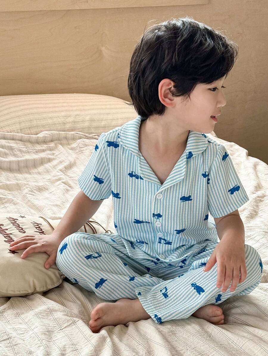 SHEIN Genkimix Kids 2 Stücke/Set Pyjama-Set für Jungen mit Auto-Muster, Hemd aus Webstoff mit Kurzarm und Shorts, lässige Hauskleidung - Blau - Übersicht 1