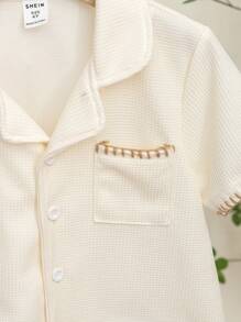 SHEIN Conjunto de 2 piezas para usar en casa en primavera/verano, compuesto por una chaqueta casual de una sola pieza con cuello, puños y dobladillo en contraste de color y textura de gofre suave y cómoda, junto con shorts marrones para niño