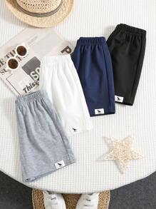 Set de 4 piezas de shorts cómodos, casuales y con estilo para niños, con decoración de insignia y cinturilla, aptos para uso diario, escuela, viajes y deportes en primavera y verano