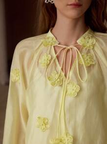 MOTF PREMIUM 花朵贴花系领衬衫 - 黃色 - 查看 5