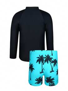 SHEIN Conjunto de traje de baño para niño preadolescente con top de manga larga tipo camiseta rashguard con estampado de palmeras y shorts de natación. Adecuado para usar en la piscina o en la playa.