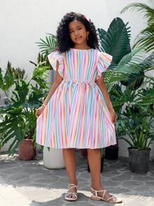 SHEIN Frühlings-/Sommer-Kleid für Tween Mädchen, stylisch mit Blume Muster, Rüschenärmeln, V-Ausschnitt, Farbblockstreifen und Schleife am Rücken, geeignet für Urlaub, Party, Alltag, Hochzeit