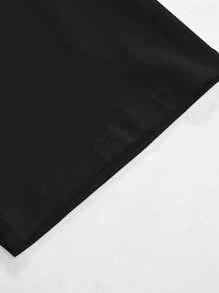 ROMWE MEN Casual 带有花卉图案的黑色短袖 T 恤，上部有两朵大白玫瑰，玫瑰上有蓝绿色的叶子，一只小橙色蝴蝶停在其中一朵玫瑰上。下部有一只较小的蓝黑色蝴蝶在玫瑰附近盘旋。