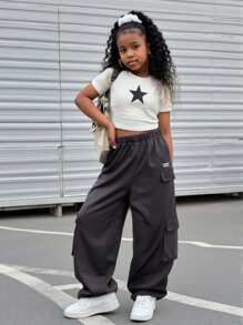 SHEIN Sparklyn Conjunto informal de 2 piezas para niñas preadolescentes con top estampado de estrellas y pantalones cargo con múltiples bolsillos - Blanco - Ver 9