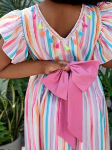 SHEIN Frühlings-/Sommer-Kleid für Tween Mädchen, stylisch mit Blume Muster, Rüschenärmeln, V-Ausschnitt, Farbblockstreifen und Schleife am Rücken, geeignet für Urlaub, Party, Alltag, Hochzeit