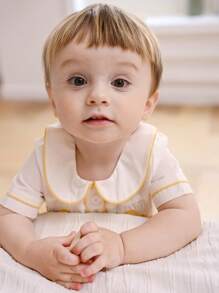 Souflis Souflis 男婴彼得潘领可爱鸭子刺绣短袖上衣和撞色卷边裤时尚全套服装，适合户外穿着