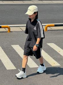 SHEIN 2 件儿童/青少年男童休闲韩版字母印花 Polo 领部分纽扣短袖上衣和宽松短裤套装，适合学校、花园、海滩、生日、春夏秋冬 - 黑色 - 查看 5