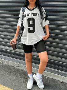 SHEIN Set due pezzi per ragazze adolescenti, bianco e nero, casual e versatile, per primavera ed estate, maglia tinta unita con contrasto di colore, scollo a V, Maglietta casual minimalista vintage con grafica in inglese americano e pantaloncini da ciclismo, adatti per il ritorno a scuola, oversize