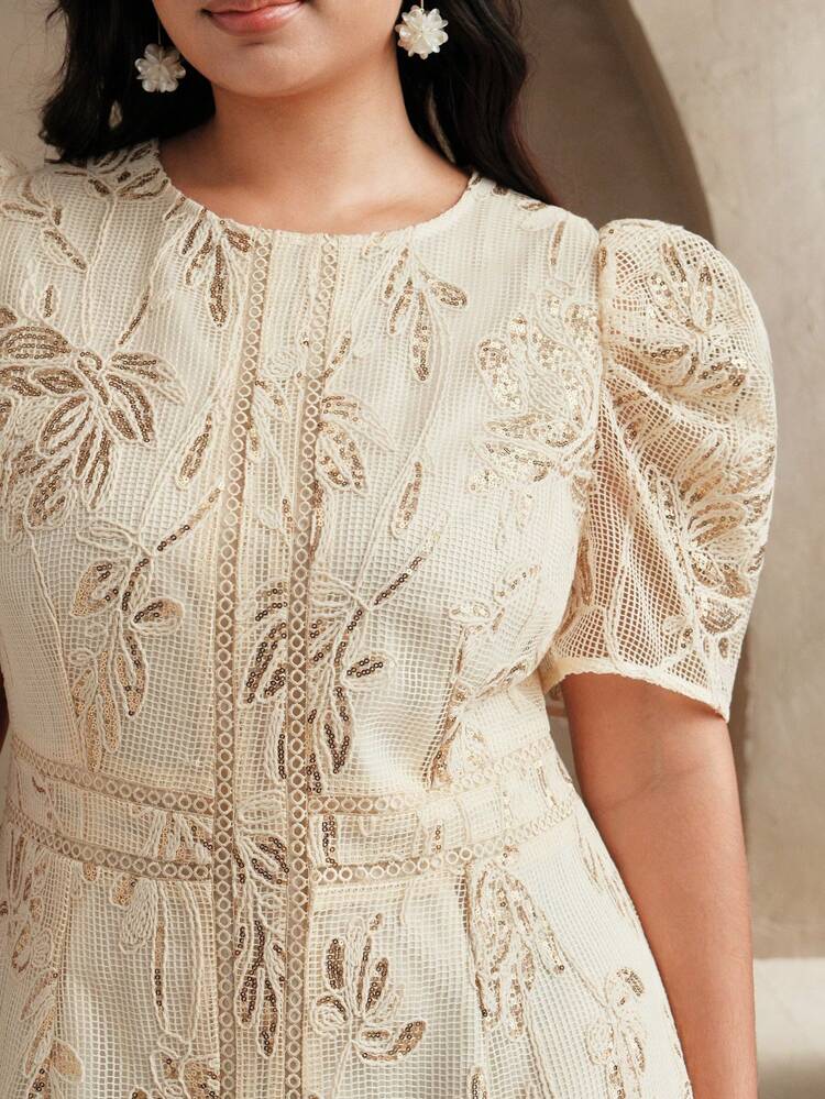 Elegancka, teksturowana, morelowa sukienka z krótkim rękawem i okrągłym dekoltem, wiosna/lato