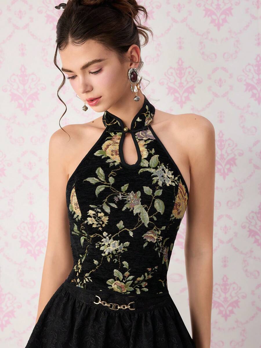 SHEIN MOD 复古黑色新款中式花卉提花旗袍领挂脖露背上衣 - 梦幻浪漫风格，适合海边、假日、约会、野餐和派对、Y2k、夏季、复活节女装上衣、度假、狂欢、音乐会女装、早午餐、西部服饰女装、上衣、乡村音乐会 - 黑色和金色 - 查看 1