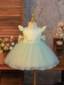 SHEIN Glamorique Kids Váy dự tiệc cưới Pageboy Flower Girl Dance Dress, Váy công chúa cho bé gái, Tay áo nhỏ bằng vải satin màu xanh lá cây làm cho nó dễ thương và vui tươi hơn. Viền váy đầy lưới ngọc trai màu trắng, và mặt sau của chiếc nơ lớn bằng vải satin có thể tháo rời hình chữ V may mắn phù hợp cho sinh nhật, khiêu vũ, đám cưới, lễ hội, những dịp trang trọng, biểu diễn piano trên sân khấu, người dẫn chương trình, tiệc tùng hoặc những dịp đặc biệt. Trang phục hàng ngày - màu xanh lá - Xem 3