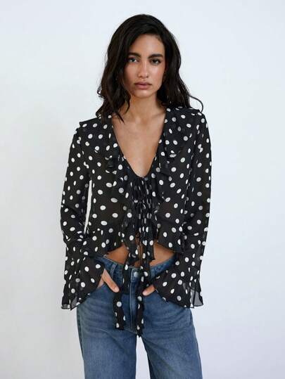 Maija 2025秋冬新款复古波点印花设计，前系蝴蝶结领口荷叶边下摆不对称喇叭袖女式衬衫，优雅百搭，适合派对、都市通勤和办公场合。