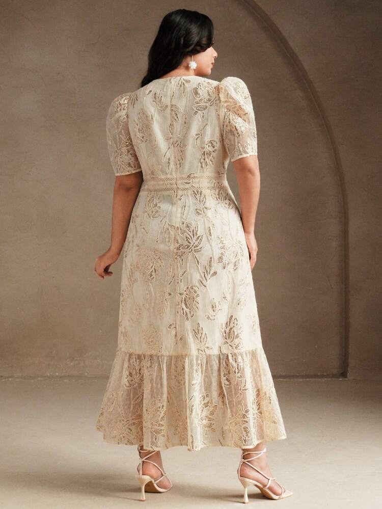 Elegancka, teksturowana, morelowa sukienka z krótkim rękawem i okrągłym dekoltem, wiosna/lato