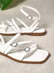 SHUZIA Sandalias planas para mujer con hebillas con forma de corazón y rhinestones - Beis - Ver 4