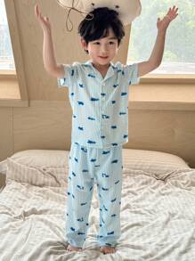 SHEIN Genkimix Kids 2 Stücke/Set Pyjama-Set für Jungen mit Auto-Muster, Hemd aus Webstoff mit Kurzarm und Shorts, lässige Hauskleidung - Blau - Übersicht 3