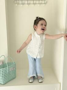 SHEIN 2 件套女婴春夏可爱休闲优雅纹理面料无袖立领衬衫和喇叭裤套装 - 藍白色 - 查看 5