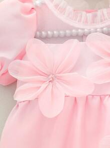 Pelele acampanado con cuello con volantes y manga abullonada con estampado floral para niñas bebé con diadema a juego. El diseño del cuello con volantes y las mangas abullonadas aportan un toque de diversión y elegancia. Los detalles florales en 3D muestran un estilo de princesa. Ya sea para reuniones familiares o actividades al aire libre, este conjunto de pelele con diadema hará que tu bebé niña sea el centro de atención como una pequeña princesa.