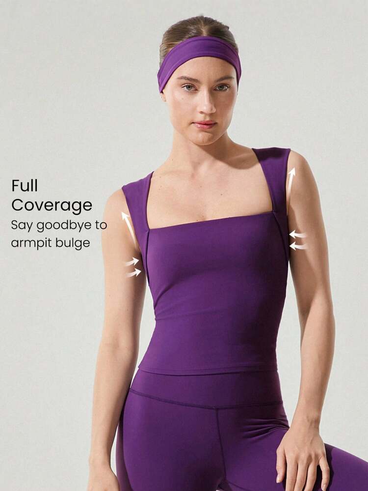 Parte superior básica FeatherFit™ de cuello cuadrado con longitud a la cadera y cobertura completa debajo de los brazos, diseñada para yoga, pilates y uso diario, con copas removibles y de bajo impacto