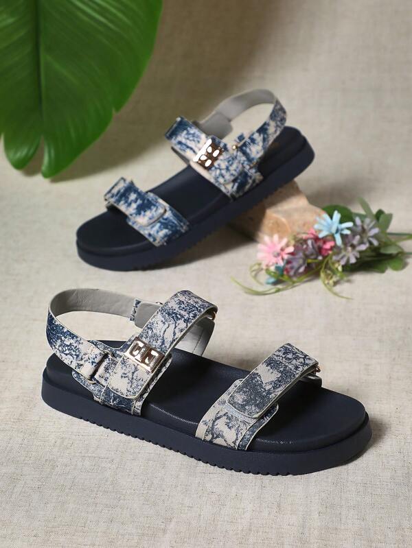 SHUZIA Las sandalias de plataforma con cierre de hebilla dorada ajustable, planta blanda y estampado azul son el mejor vendedor. Comodidad y versatilidad, lujosas.