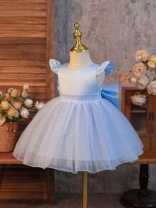 SHEIN Glamorique Kids 婚礼宾客花童花童舞会礼服，女婴公主裙，蓝色缎面小飞袖更添俏皮可爱。裙摆采用白色珍珠网眼设计，背面幸运V型可拆卸缎面大蝴蝶结，适合生日、舞会、婚礼、节日、正式场合、舞台钢琴表演、主持人、派对或特殊场合。日常穿着 - 藍色 - 查看 2