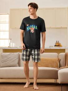 CoupledUp Set de 2 piezas de pijama para hombre con camiseta con estampado de letras y pantalones cortos a cuadros