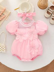 Pelele acampanado con cuello con volantes y manga abullonada con estampado floral para niñas bebé con diadema a juego. El diseño del cuello con volantes y las mangas abullonadas aportan un toque de diversión y elegancia. Los detalles florales en 3D muestran un estilo de princesa. Ya sea para reuniones familiares o actividades al aire libre, este conjunto de pelele con diadema hará que tu bebé niña sea el centro de atención como una pequeña princesa.