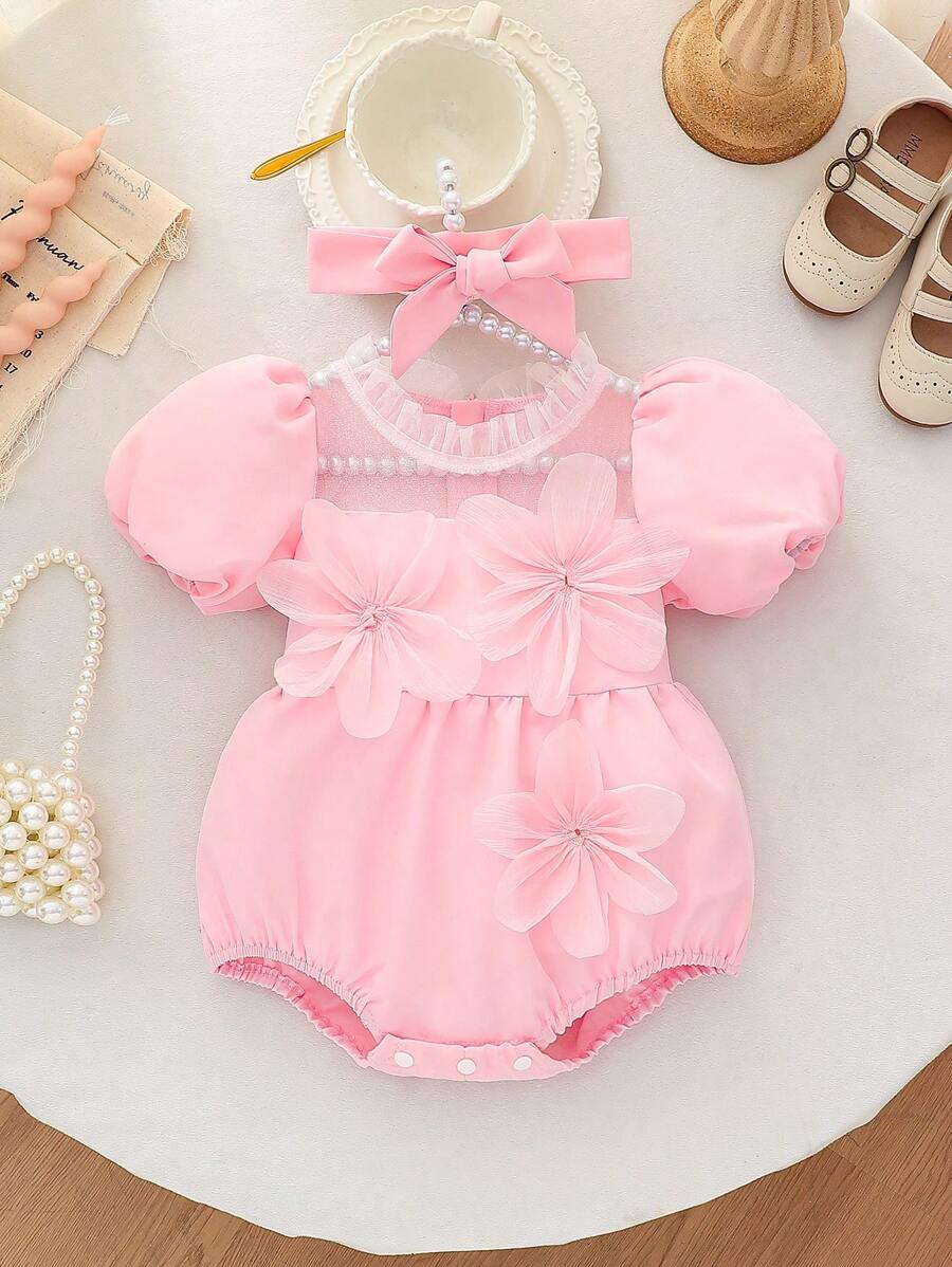 Pelele acampanado con cuello con volantes y manga abullonada con estampado floral para niñas bebé con diadema a juego. El diseño del cuello con volantes y las mangas abullonadas aportan un toque de diversión y elegancia. Los detalles florales en 3D muestran un estilo de princesa. Ya sea para reuniones familiares o actividades al aire libre, este conjunto de pelele con diadema hará que tu bebé niña sea el centro de atención como una pequeña princesa.