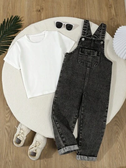 男孩 2 件套中号蓝色牛仔背带裤和纯白色短袖 T 恤，休闲百搭日常穿着