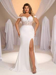 Glamrae Plus Size Elegant Off Shoulder Embroidered Form-Fitting Open Slit Train Wedding Dress, Bride - White - View 3