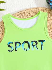 Conjunto de dos piezas de traje de baño para niño preadolescente, incluye parte superior tipo camiseta estampada con protección solar, sombrero y shorts de playa estampados. Atuendo deportivo casual y fresco, apropiado para vacaciones y verano - Multicolor - Ver 3
