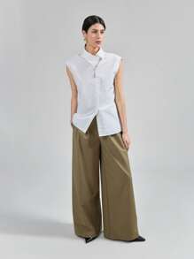 Ontre Blusa blanca con cuello alto sin mangas, estilo asimétrico, inspiración vintage, estilo urbano moderno, blusa asimétrica con botones en forma de H