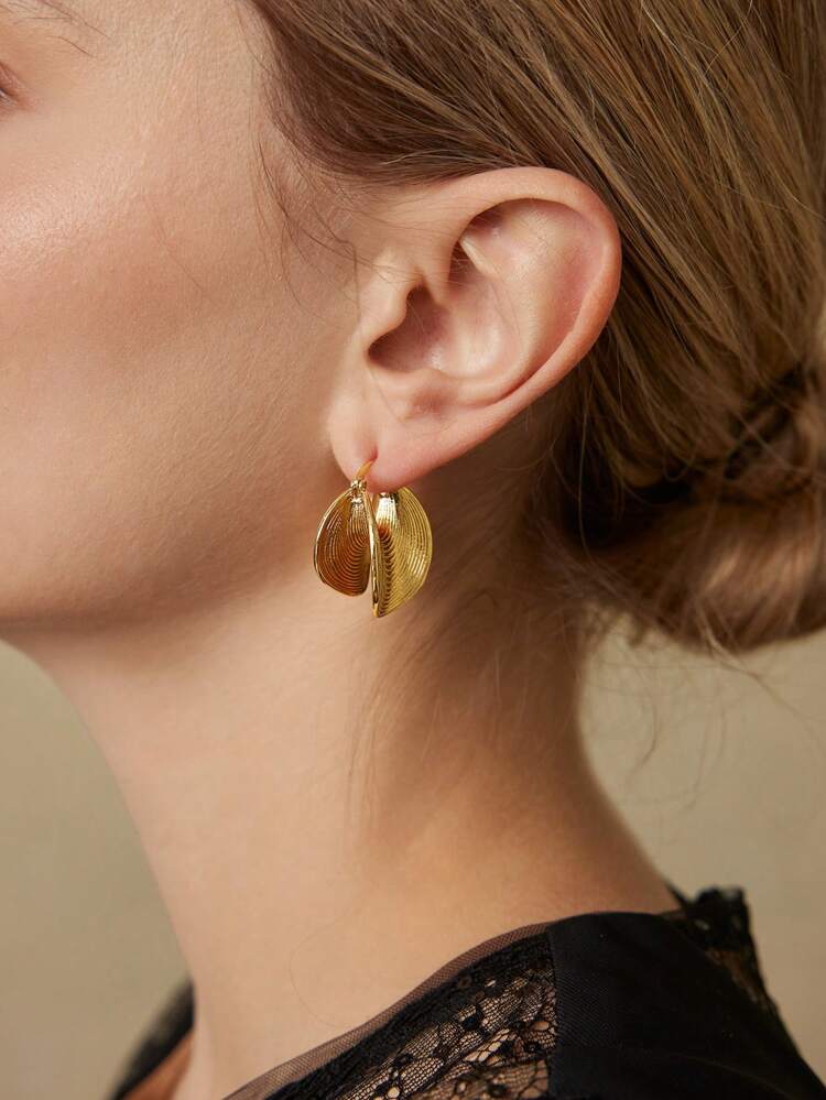 FASHIONABLE GOLD TEXTURED SEMI-CIRCLE HOOP EARRINGS