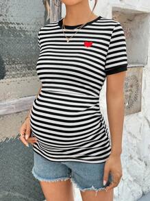 SHEIN Camiseta de manga corta casual para enfermería con rayas y bordado de corazón