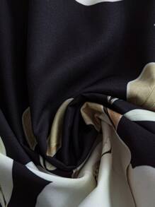 Franclia Robe élégante pour femmes avec col claudine et manches courtes, patchwork sur base noire et fleurs abricot, printemps/été