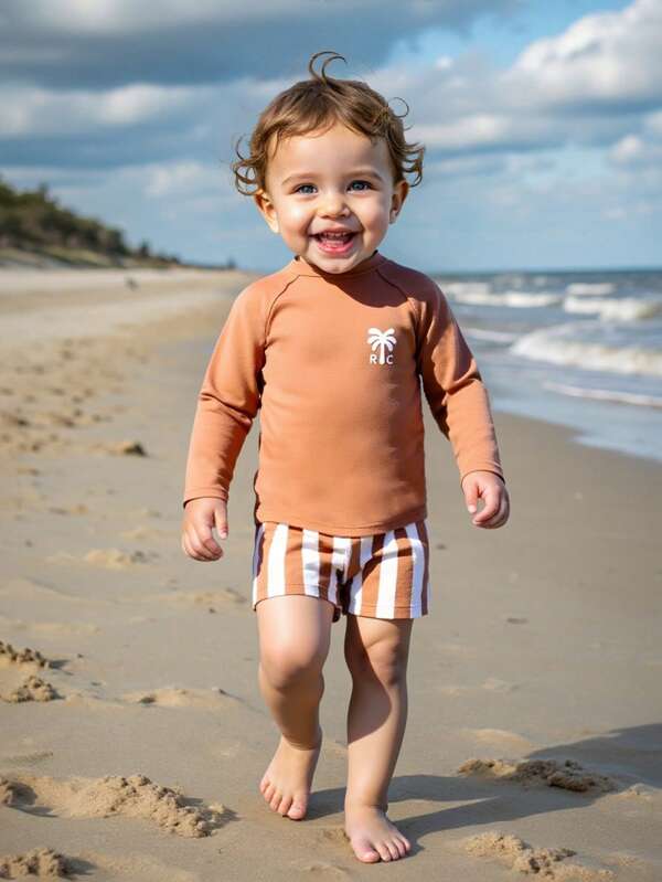 Stilvolles Baby-Jungen-Set, bestehend aus langärmeligem Rash Guard mit Kokospalmen-Muster und karierten Schwimmshorts