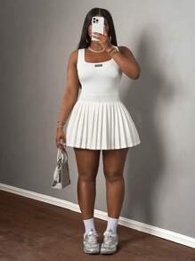 Slaydiva 2025 新款春夏休闲简约基本款 U 领工装背心搭配黑标白字加褶皱裙短裤和裤裙，白色针织面料女式迷你裙套装