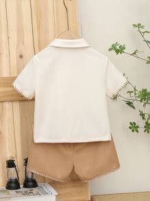 SHEIN Conjunto de 2 piezas para usar en casa en primavera/verano, compuesto por una chaqueta casual de una sola pieza con cuello, puños y dobladillo en contraste de color y textura de gofre suave y cómoda, junto con shorts marrones para niño