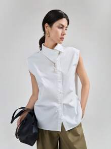 Ontre Blusa blanca con cuello alto sin mangas, estilo asimétrico, inspiración vintage, estilo urbano moderno, blusa asimétrica con botones en forma de H