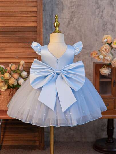 SHEIN Glamorique Kids Vestido de dama de honor, niña de las flores, baile para bodas, vestido de princesa para bebé niña, de satén azul con pequeñas mangas acampanadas para hacerlo talla grande lindo y juguetón. El bajo está lleno de un vestido de malla de perlas blancas, y la espalda tiene un gran lazo de satén en forma de V desmontable, adecuado para cumpleaños, bailes, bodas, fiestas, actuaciones en el escenario del piano, anfitriones, fiestas u ocasiones especiales. Para uso diario
