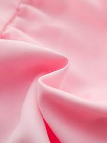 Pelele acampanado con cuello con volantes y manga abullonada con estampado floral para niñas bebé con diadema a juego. El diseño del cuello con volantes y las mangas abullonadas aportan un toque de diversión y elegancia. Los detalles florales en 3D muestran un estilo de princesa. Ya sea para reuniones familiares o actividades al aire libre, este conjunto de pelele con diadema hará que tu bebé niña sea el centro de atención como una pequeña princesa.