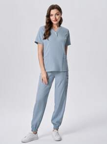 Scrubzie 2 件套抗皱 V 领短袖口袋上衣和抽绳裤女士手术服套装 - 淺藍色 - 查看 4