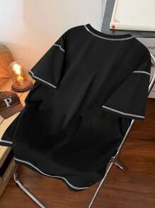 Claim Dot 男士简约时尚纯色英伦小图案印花撞色线条设计短袖圆领宽松T恤。男士宽松T恤。男士夏季服饰，适合日常穿着、通勤、派对、上学、度假、朋友聚会、购物。可作为送给男朋友、朋友、家人的礼物。男士T恤，男士休闲T恤。 - 黑色 - 查看 2